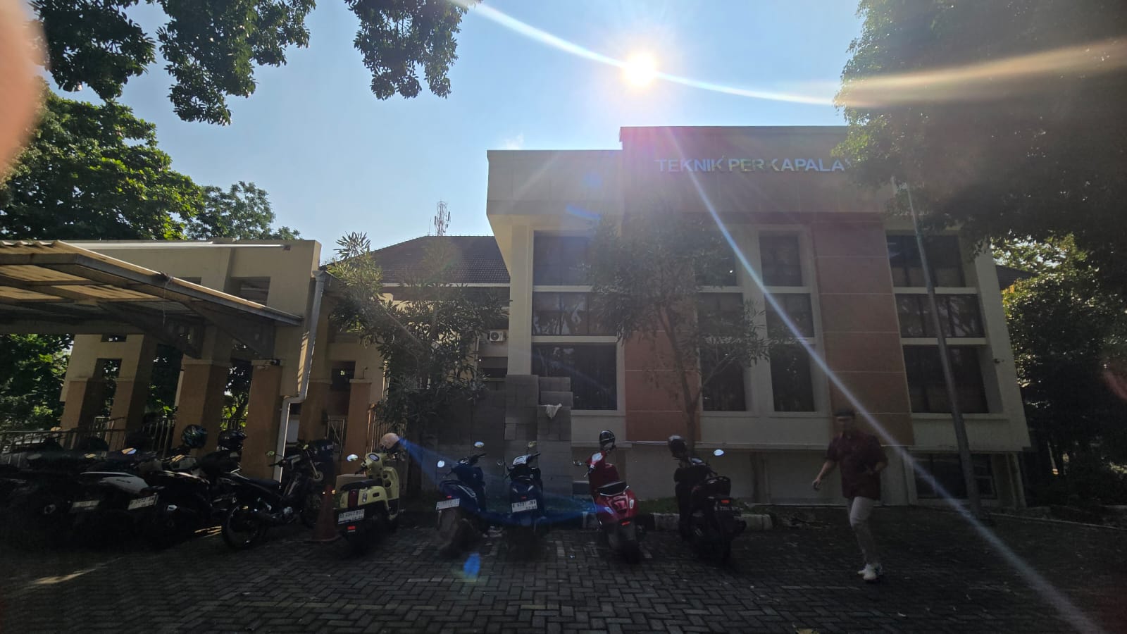 Depan Gedung Perkapalan